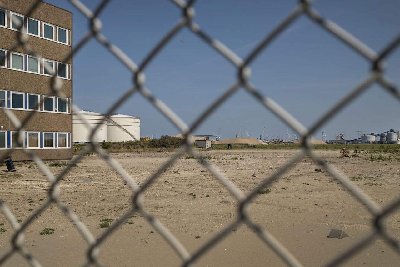 Het voormalige Thermphos-terrein in de haven van Vlissingen. Het havenbedrijf wil hier bedrijven vestigen die zich op de energie- en grondstoffentransitie richten en zegt dat er geen ruimte is voor kerncentrales.