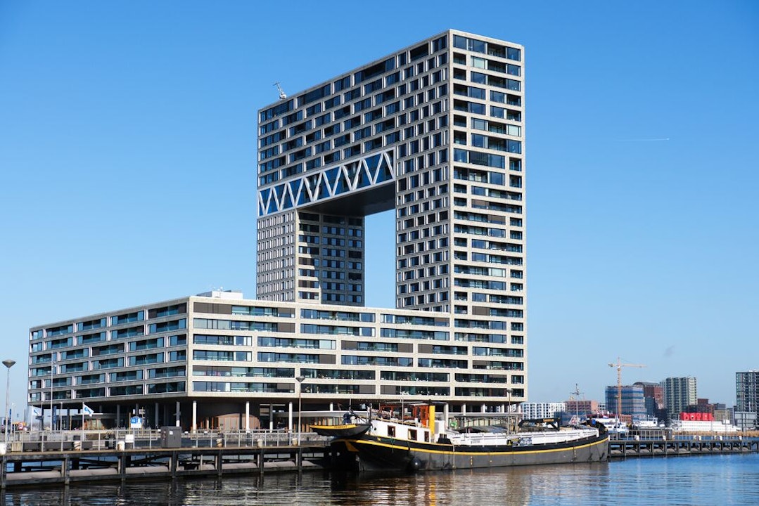 Mieszkając w drogim penthousie w amsterdamskim Pontsteiger, Max oferował swoim ofiarom zwroty sięgające nawet 25%.
