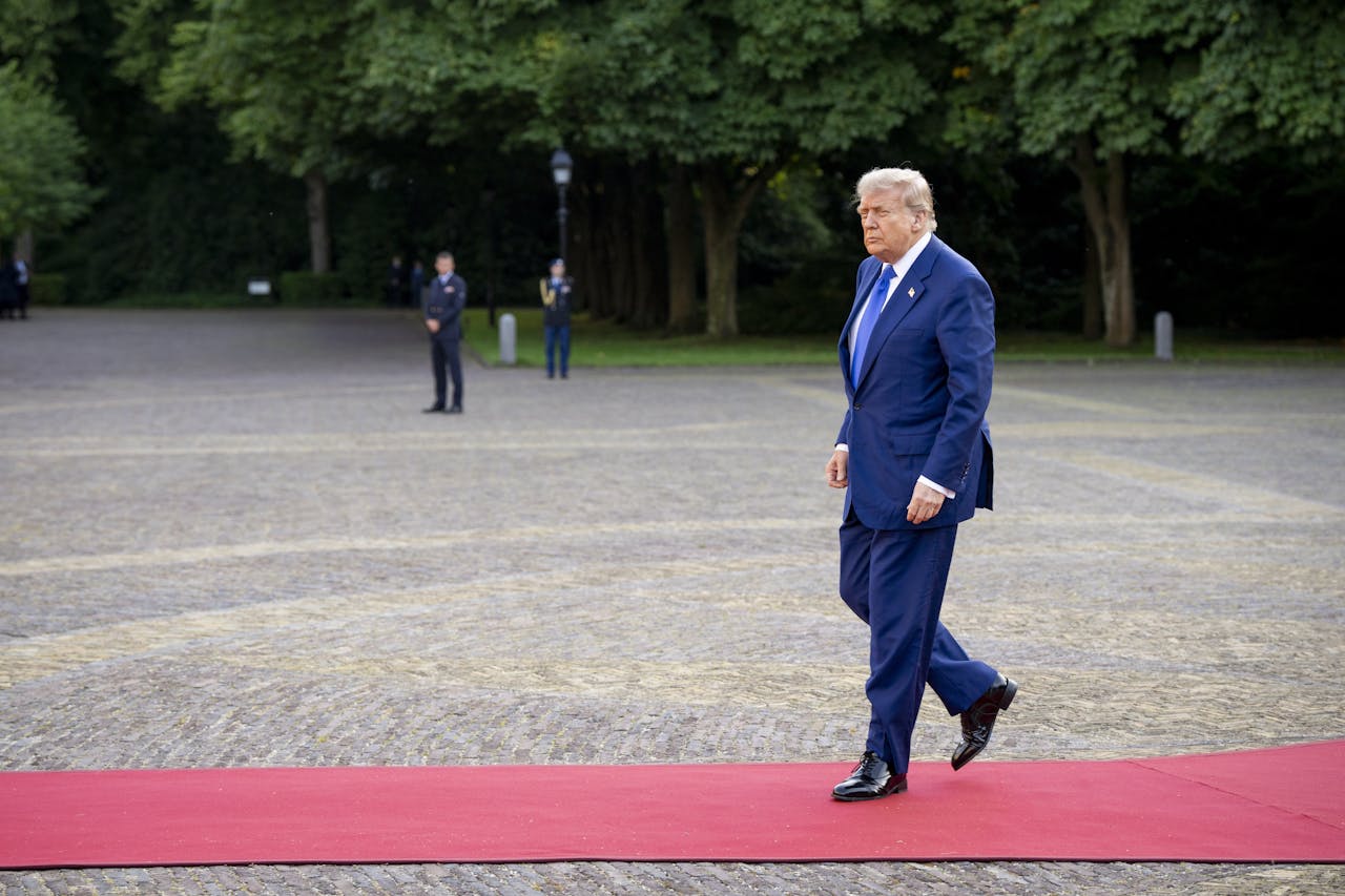 Donald Trump arriveert op paleis Huis ten Bosch in Den Haag.