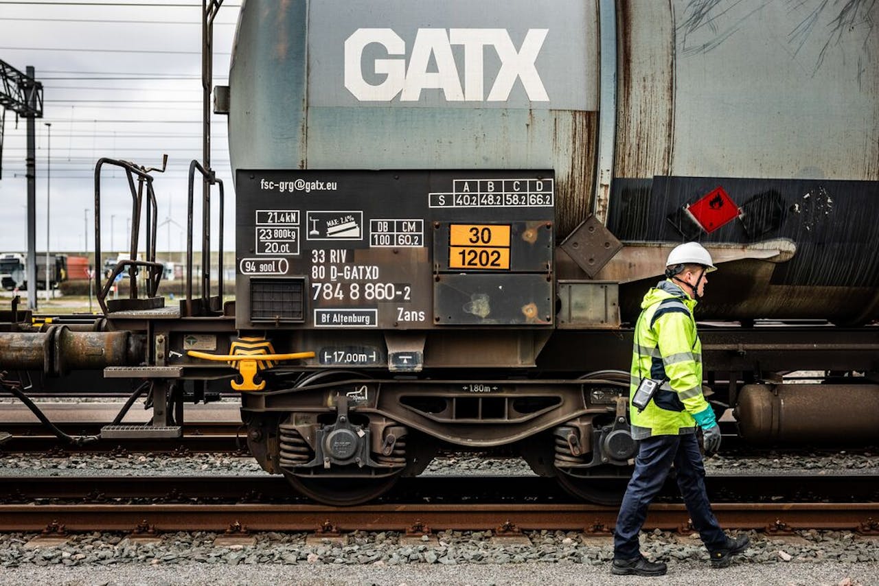 Een goederentrein op het Maasvlakte Emplacement in Rotterdam.