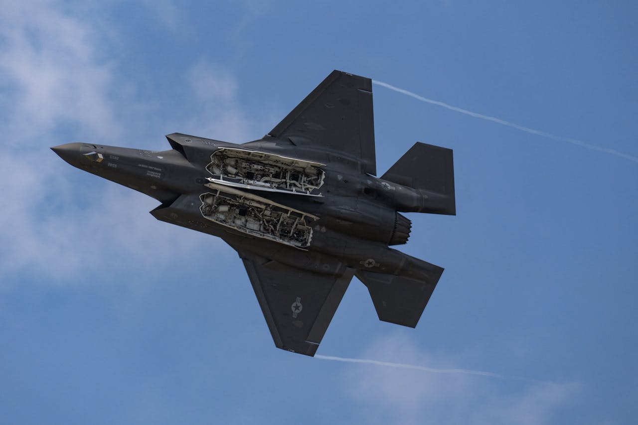 Een Amerikaanse F-35A tijdens een demonstratievlucht in Parijs medio juni.