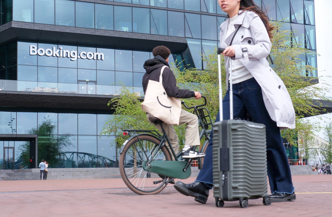 Hoofdkantoor van Booking.com op het Oosterdokseiland in Amsterdam.