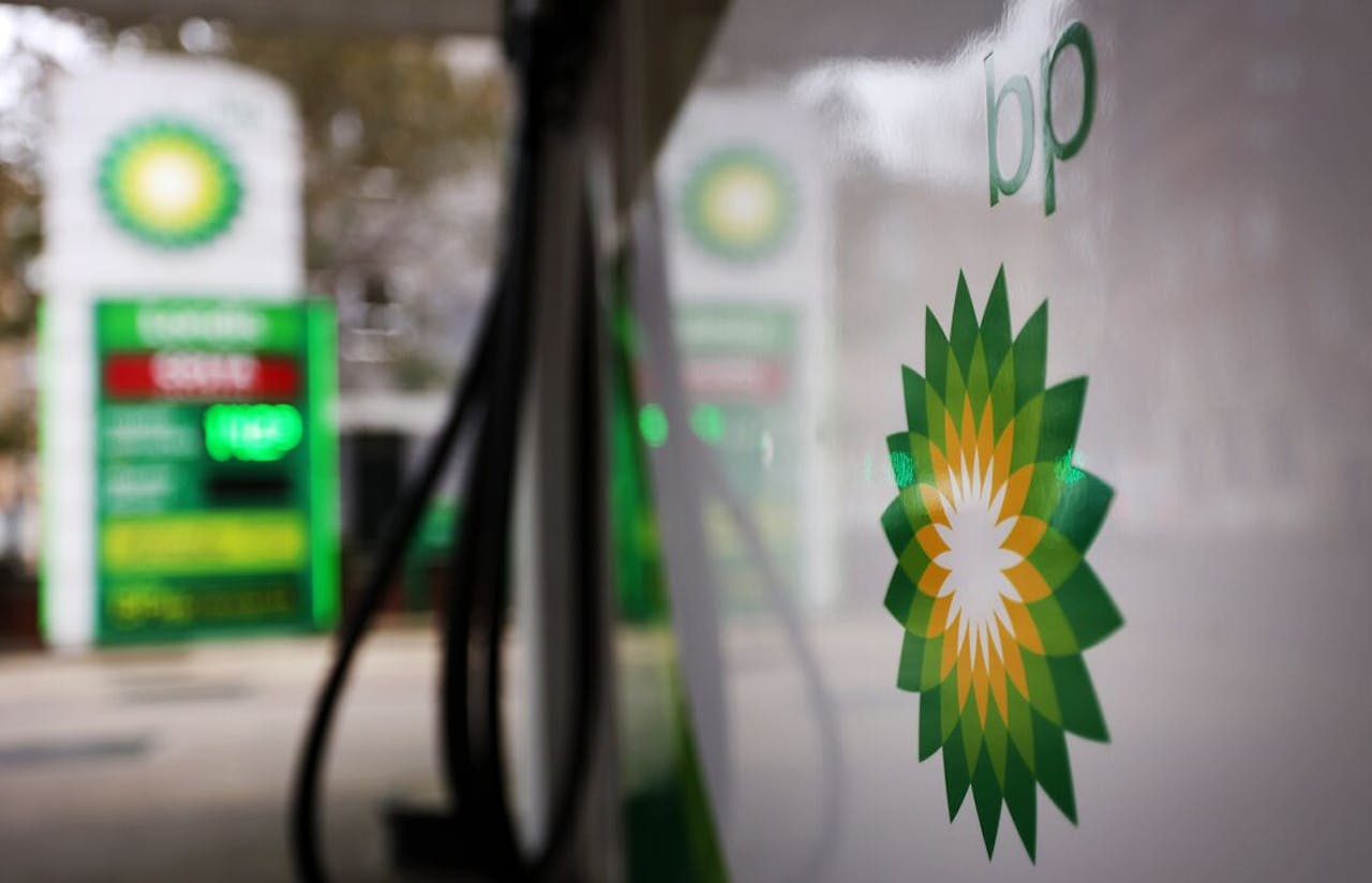 Een BP-tankstation in Londen. Op de effectenbeurs van de Britse hoofdstad veerde het aandeel BP woensdag op na overnamegeruchten.