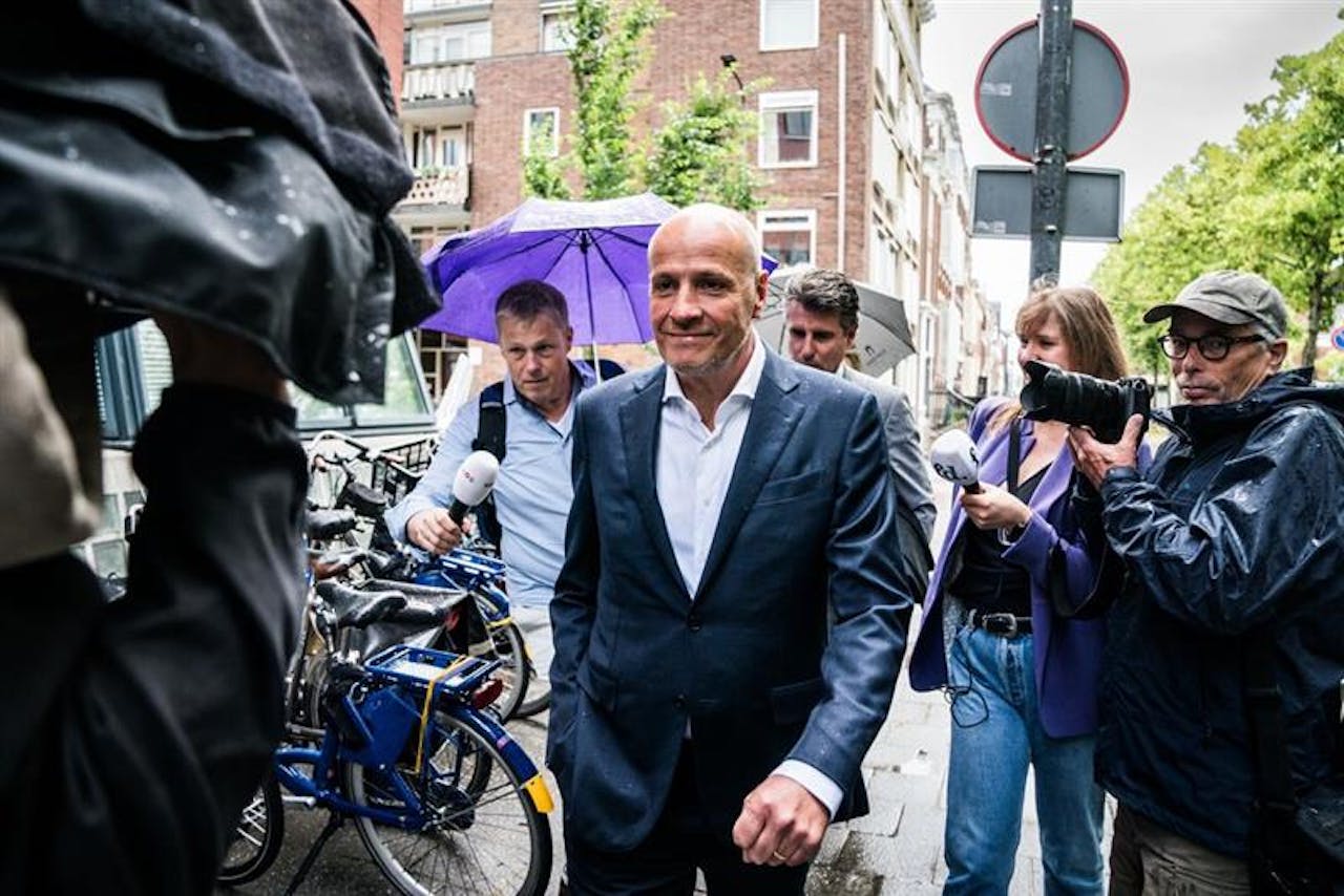 Frits van Eerd (midden) arriveert maandag bij de rechtbank in Groningen.
