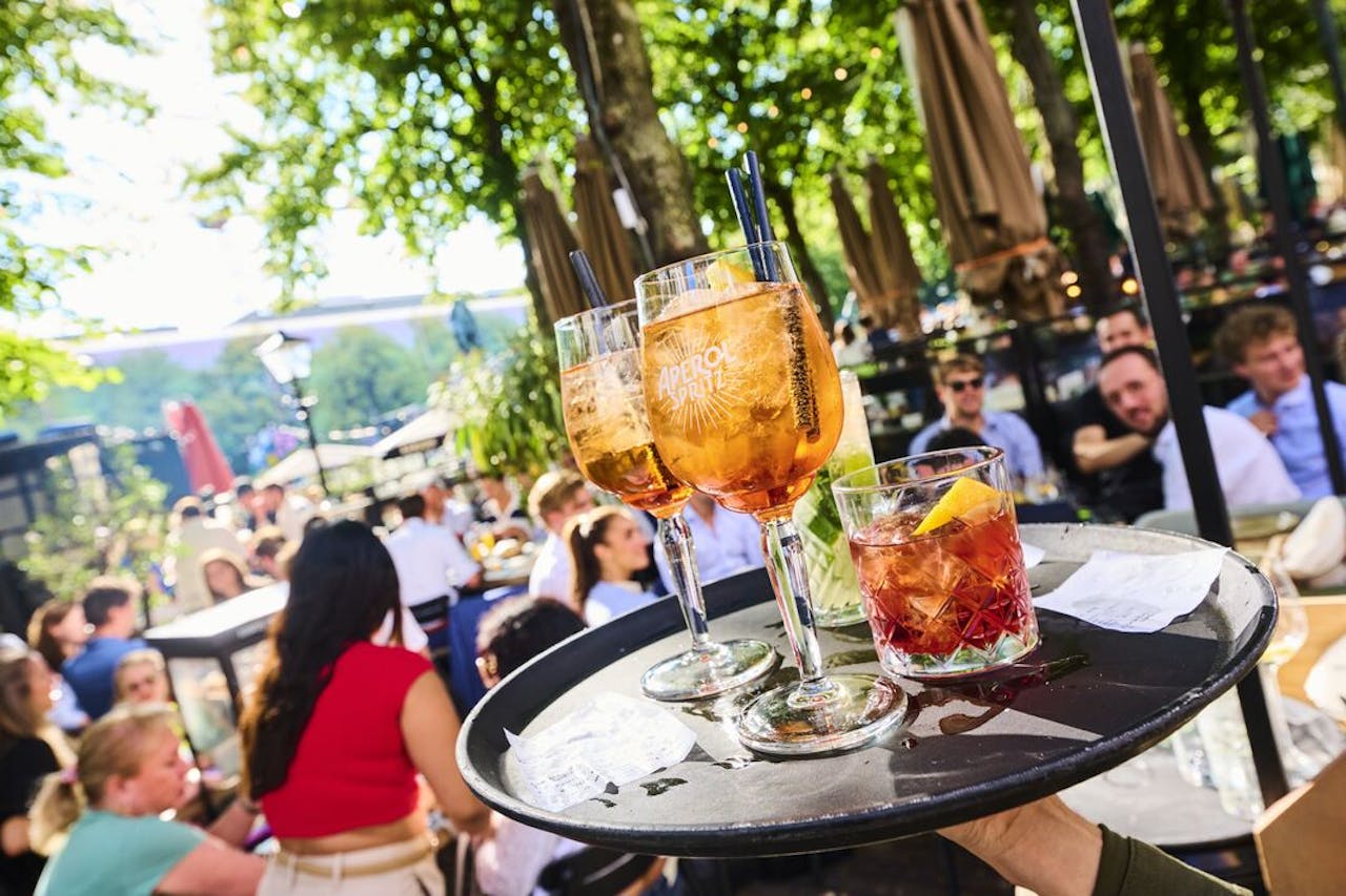 Volle terrassen in juni op het Plein in Den Haag. In de horeca groeide de omzet vorig jaar nauwelijks en de winst nam af.
