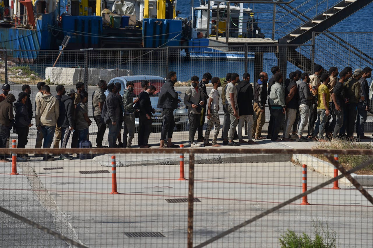 Los solicitantes de asilo procedentes de Libia llegan a Creta.