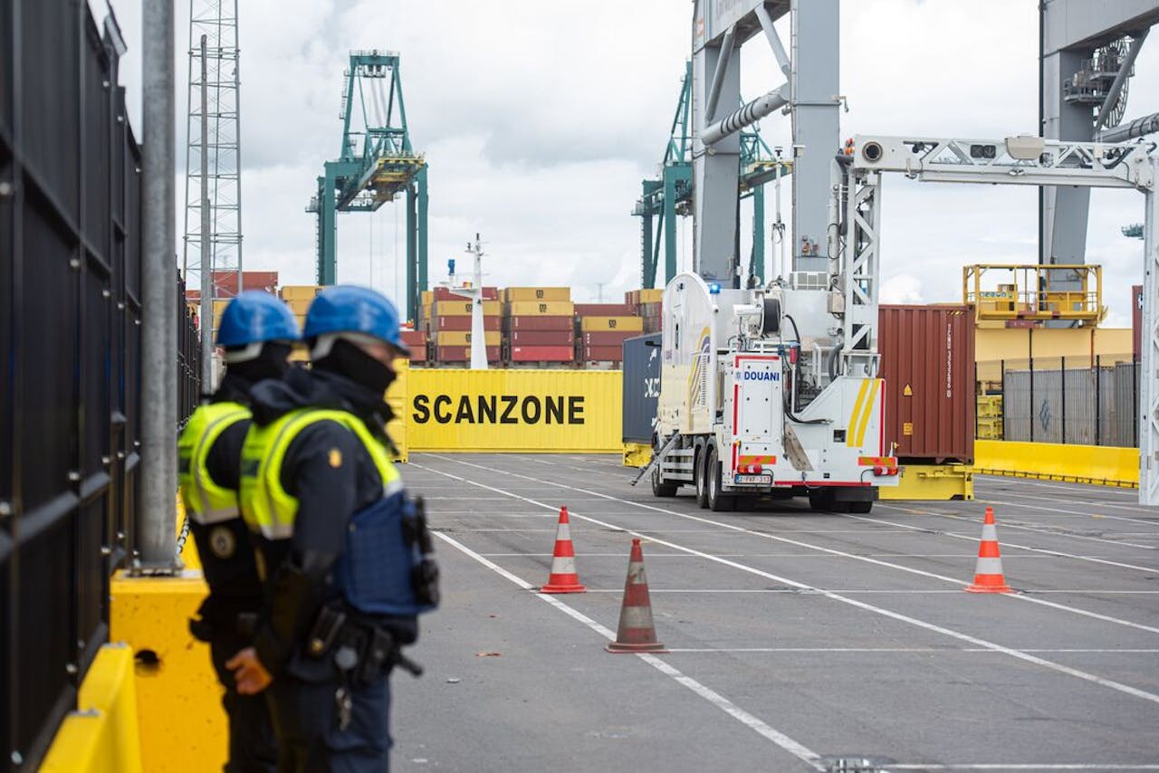 Een container wordt gescand in de haven van Antwerpen. Uit de Vlaamse stad mogen van de rechter geen wapens meer naar Israël vertrekken.