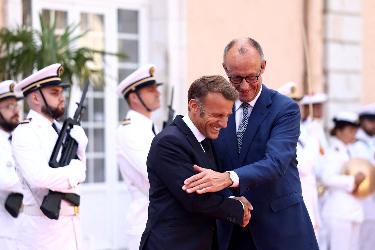 O presidente francês Macron (esq.) recebe o chanceler alemão Friedrich Merz em Toulon.