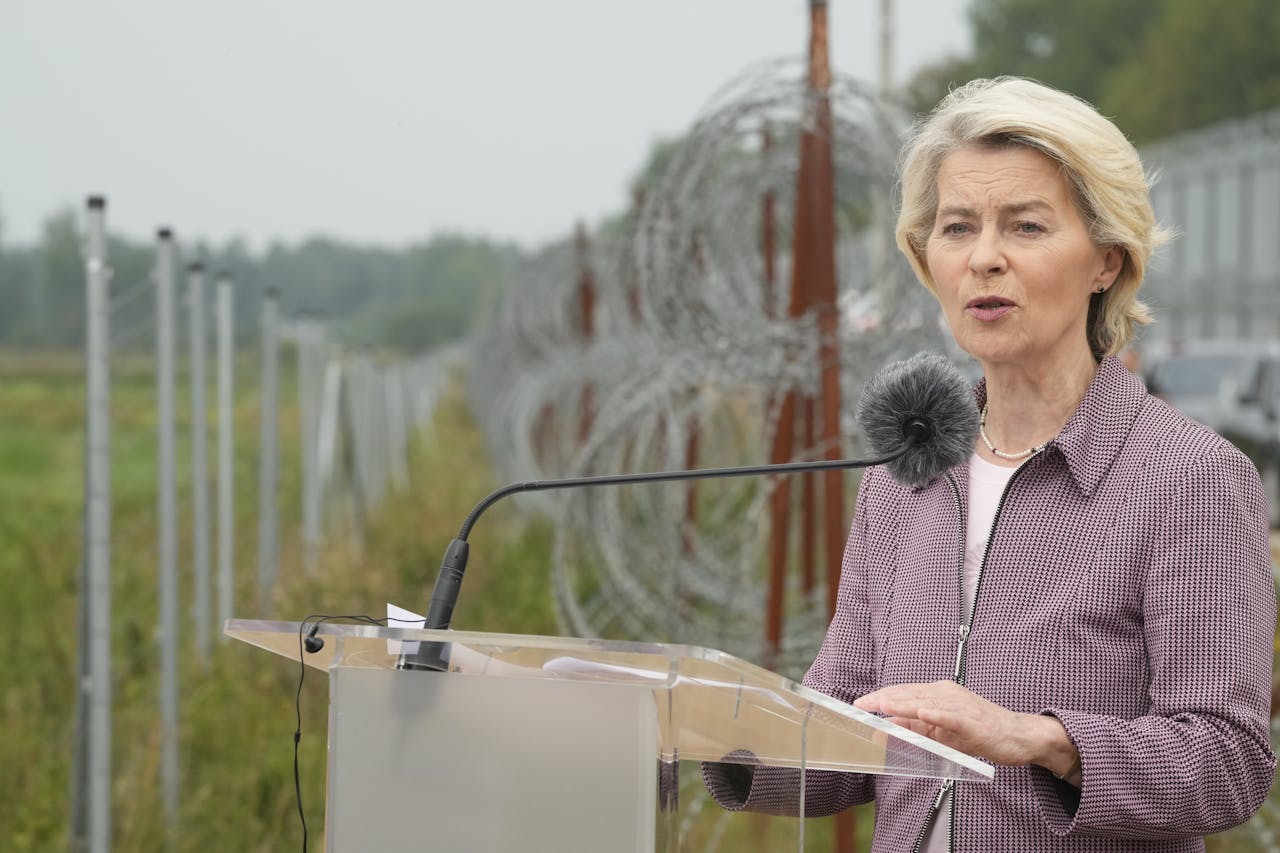 A presidente da Comissão Europeia, Ursula von der Leyen, visitou a fronteira entre a Polônia e a Bielorrússia no domingo.