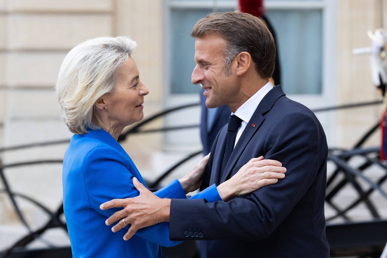 Twee politici die in een benarde positie zitten: Ursula von der Leyen (l) weet het boze oog van het Europees Parlement op zich gevestigd, de Franse president Macron moet mogelijk nieuwe verkiezingen uitschrijven.