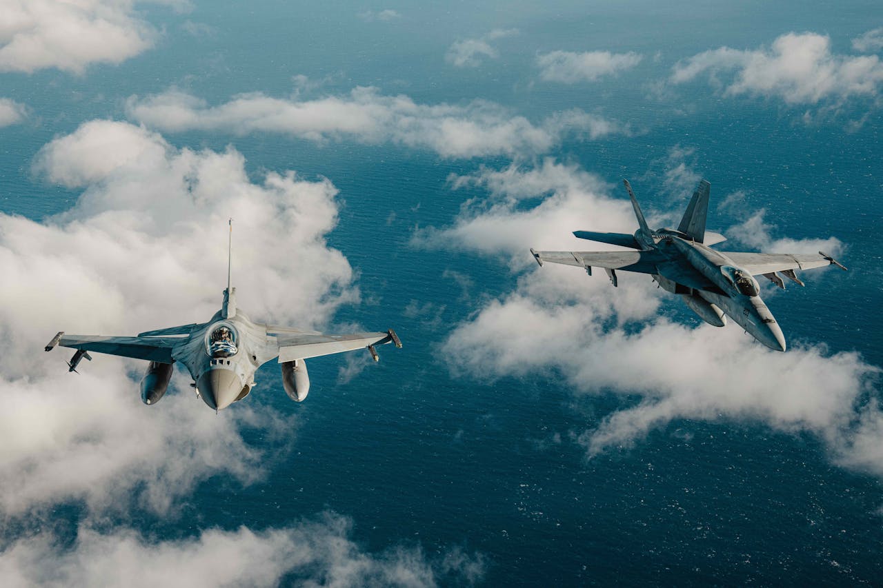 Eine griechische F16 mit einem amerikanischen Flugzeug bei einer Übung über dem Ionischen Meer.