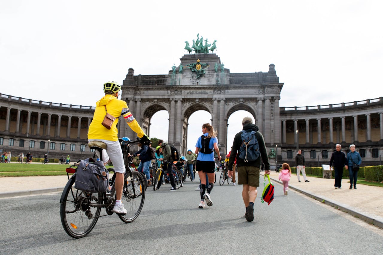Brussels is preparing for protest marchers, who will arrive on Tuesday. On Sunday, pedestrians and cyclists explored the area around Cinquantenaire Park. The Belgian capital observed a car-free Sunday.