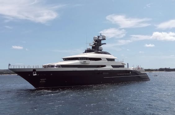 Het superjacht Equanimity, gebouwd door Oceanco in Alblasserdam, werd deze week in Bali aan de ketting gelegd.
