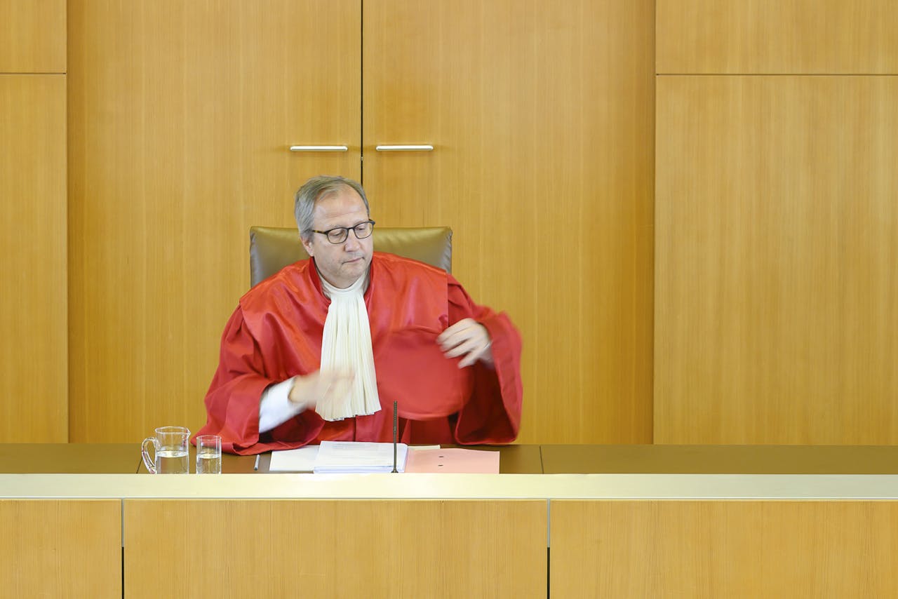 Andreas Vosskuhle, voorzitter van het Grondwettelijk Hof (BVG), zet zijn hoed af aan het begin van de bijeenkomst waar het vonnis werd uitgesproken.