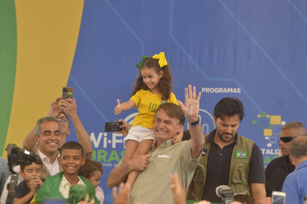 De Braziliaanse president Jair Bolsonaro grijpt in bij staatsbedrijf Petrobas, dat de energieprijzen verhoogde. Hogere prijzen komen Bolsonaro slecht uit in verkiezingstijd.
