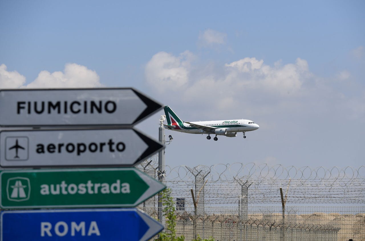 Un aereo Alitalia si prepara ad atterrare a Roma.