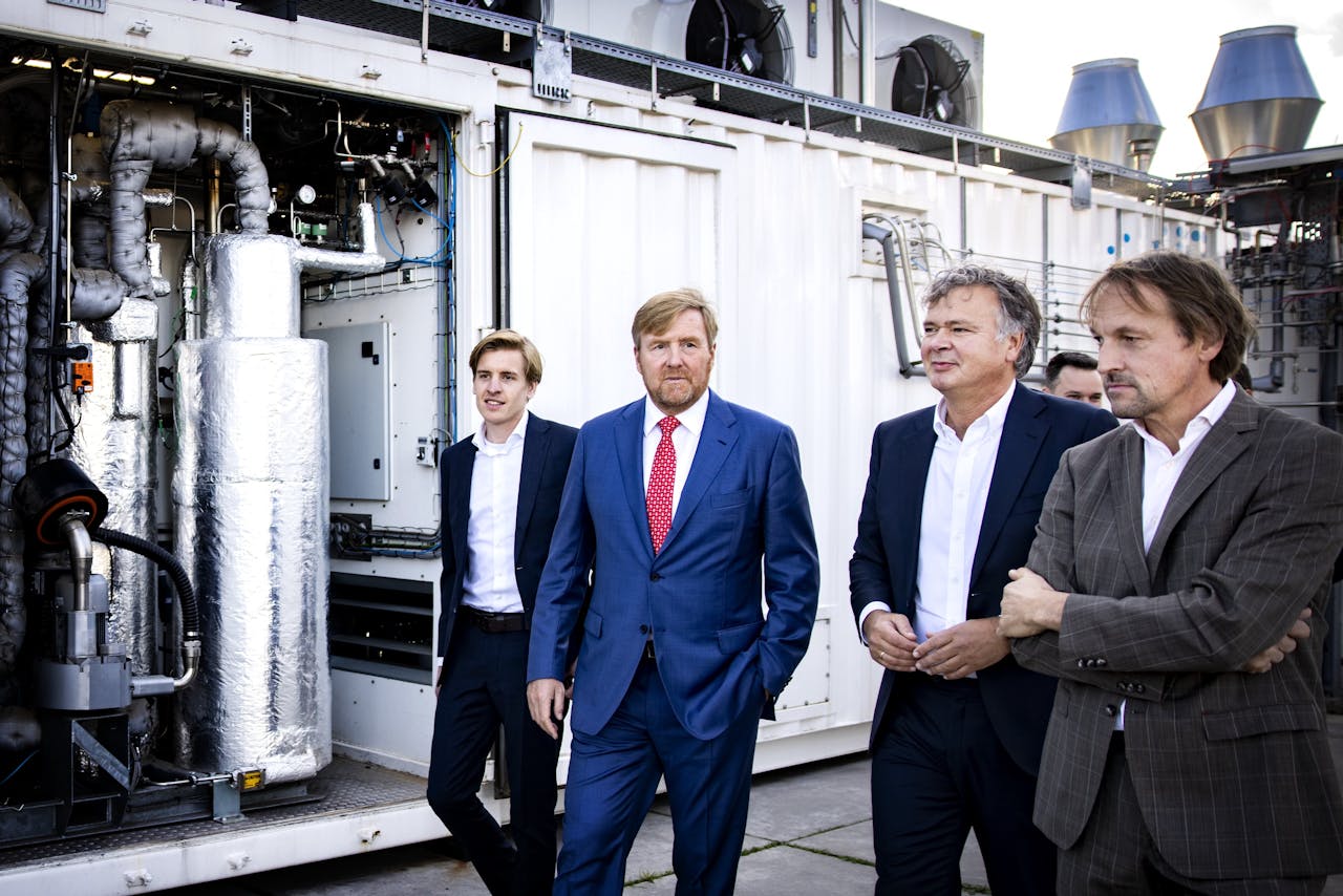 In november 2022 bezocht koning Willem-Alexander het waterstofcluster in Arnhem. Toenmalig HyGear-ceo Niels Lanser (rechts van de koning) laat de zeecontainer-waterstofinstallaties die het bedrijf maakt, zien.