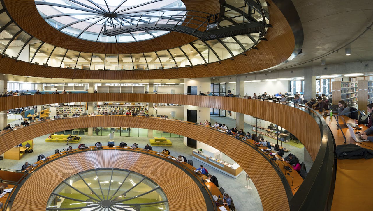De bibliotheek van de Wageningse universiteit. De universiteit stond op het punt een opdracht tegen de regels te gunnen aan Fruition Partners.