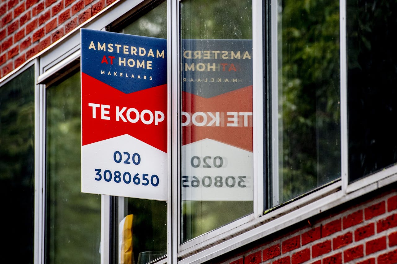 Meer dan de helft van de leegkomende Amsterdamse huurwoningen van beleggers gaat in de verkoop, schat de Vereniging Verhuurmakelaars Amsterdam.