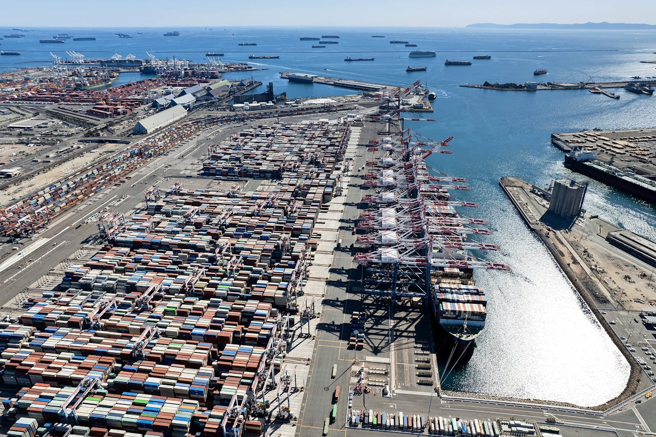 Containerschepen liggen voor anker voor de haven van Long Beach in Californië.
