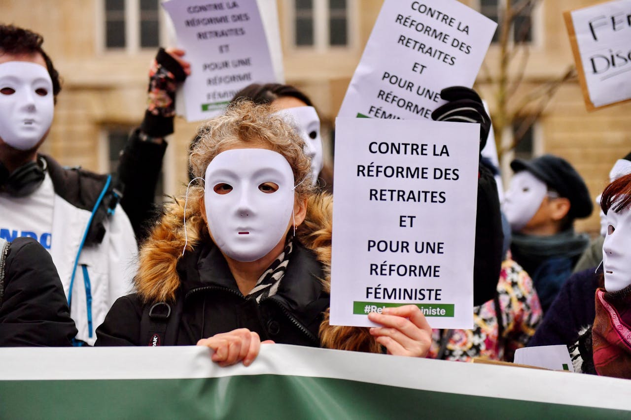 Vrouwen demonstreren op 4 februari in Parijs tegen de hervorming van het pensioenstelsel. Ze claimen dat de verhoging van de pensioenleeftijd vrouwen onevenredig zwaar raakt.