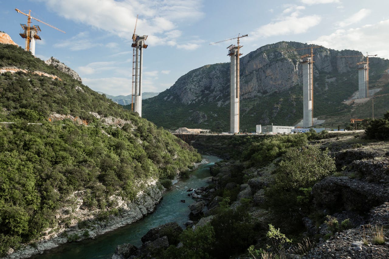 Pijlers voor de Bar-Boljare-snelweg torenen uit boven de Moraca-rivier bij Bioce, in Montenegro. Na voltooiing zal dit een directe verbinding vormen tussen de havenstad Bar en de Servische hoofdstad Belgrado.
