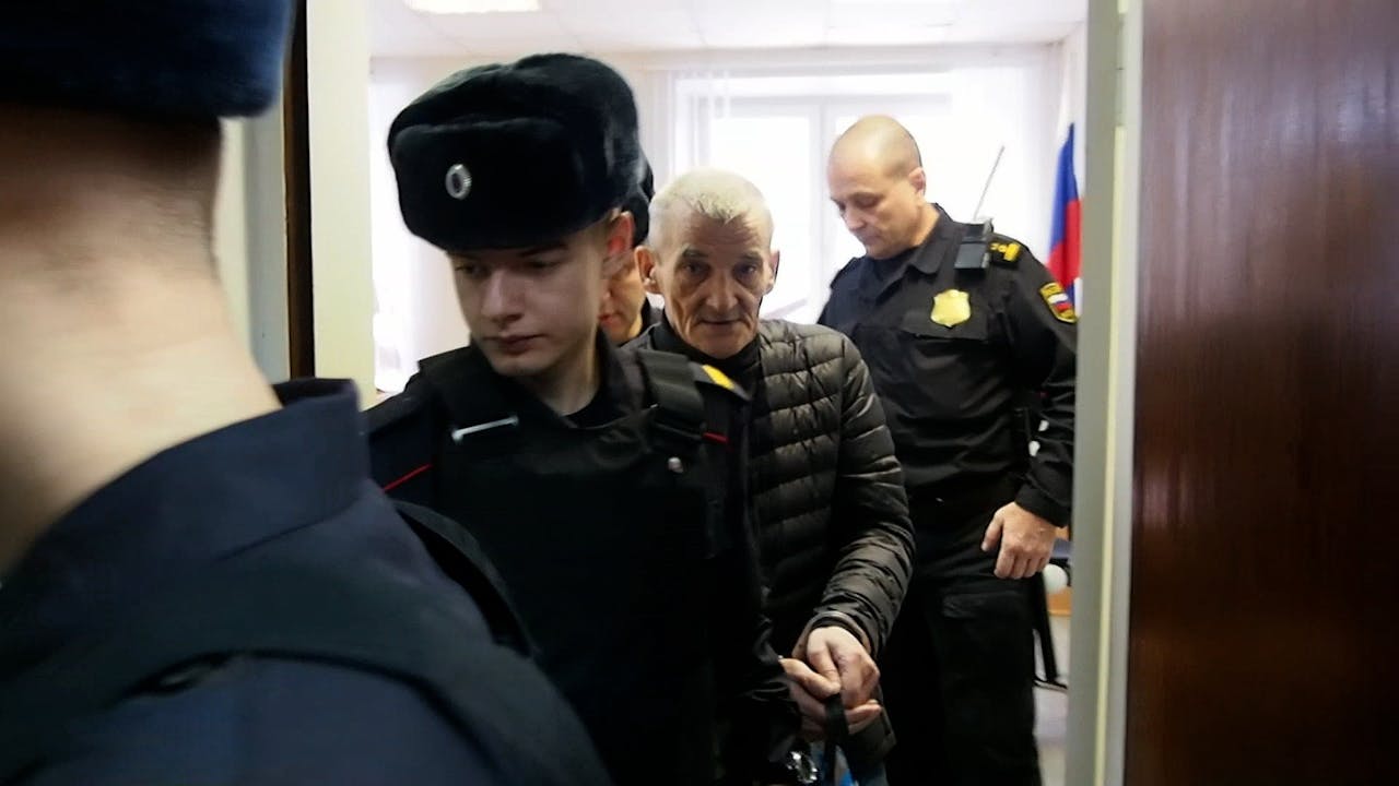 Een beeld uit de film The Dmitriev Affair. Mensenrechtenactivist Joeri Dmitriëv werd veroordeeld op beschuldiging van het vervaardigen van kinderporno en verboden wapenbezit.