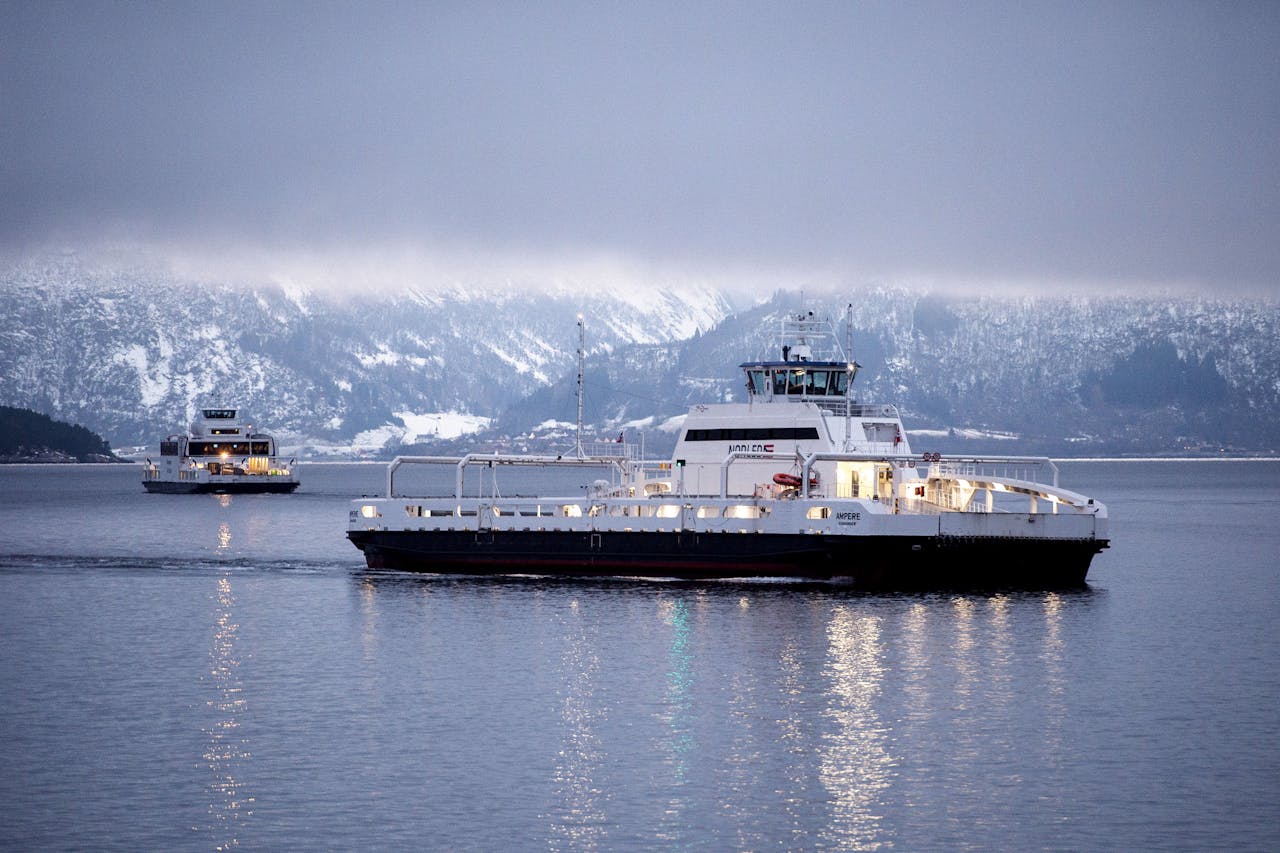 De eerste veerboot met nulemissie vaart langs de kust van Noorwegen in een van de pogingen van het land om de effecten van klimaatverandering te verzachten.