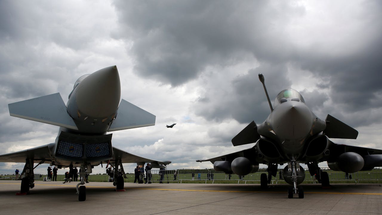 De Eurofighter Typhoon en de Dassault Rafale (r) gebroederlijk samen bij een luchtvaartshow in Duitsland.