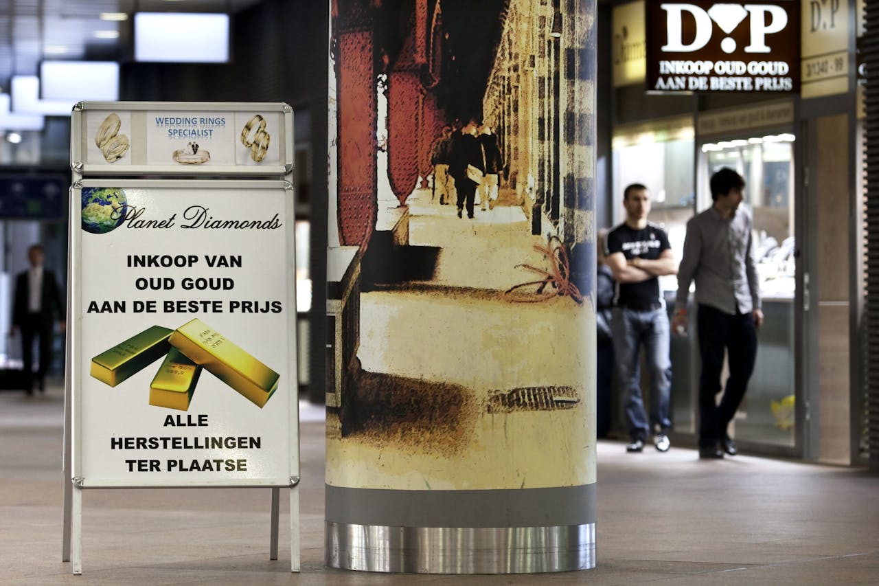 Advertentie voor de inkoop van oud goud in een winkelcentrum in de Antwerpse Diamantbuurt. Het bedrijf op de foto is niet het bedrijf dat onder vuur ligt van de Belgische Belastinginspectie.