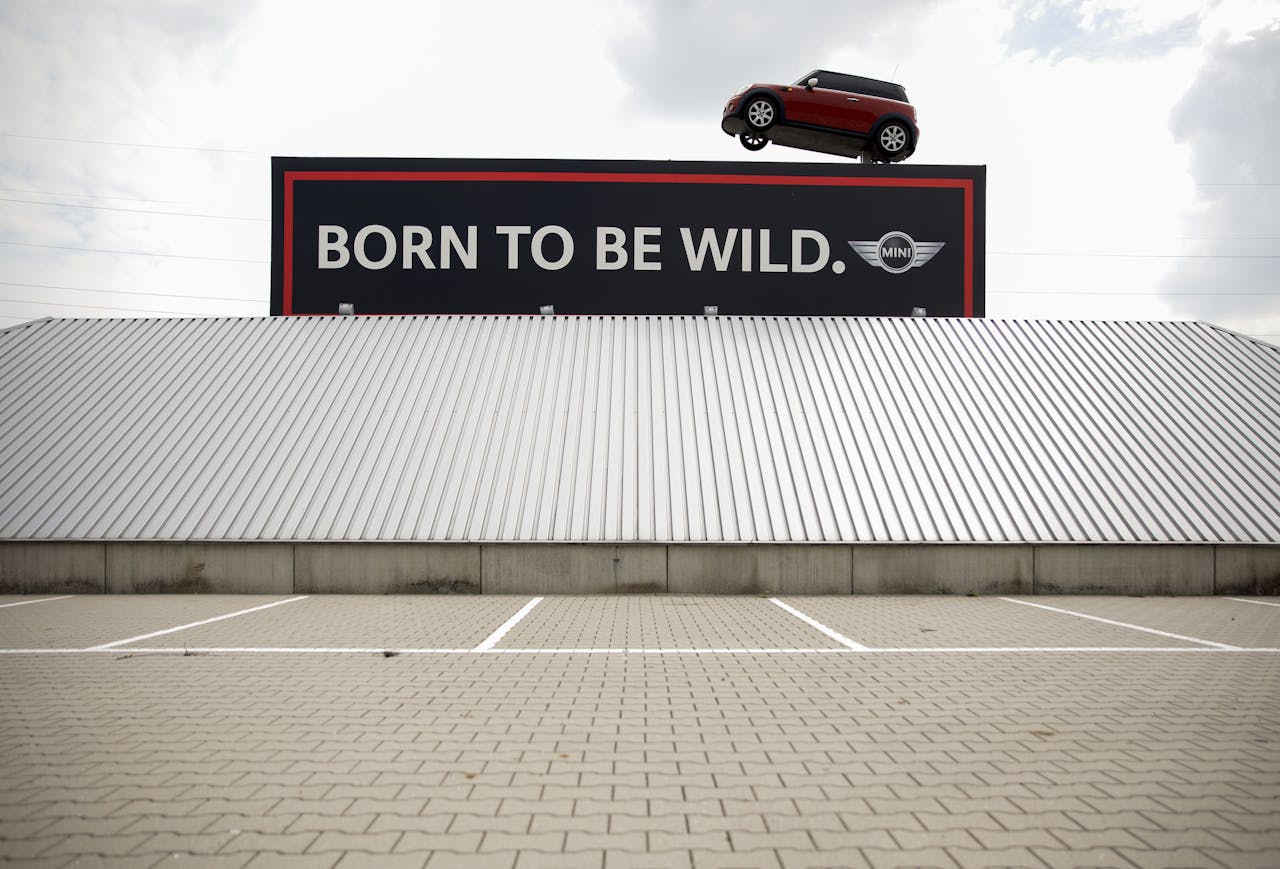 De karakteristieke rode Mini langs de A2, als markeringspunt van de autofabriek van VDL Nedcar in Born.