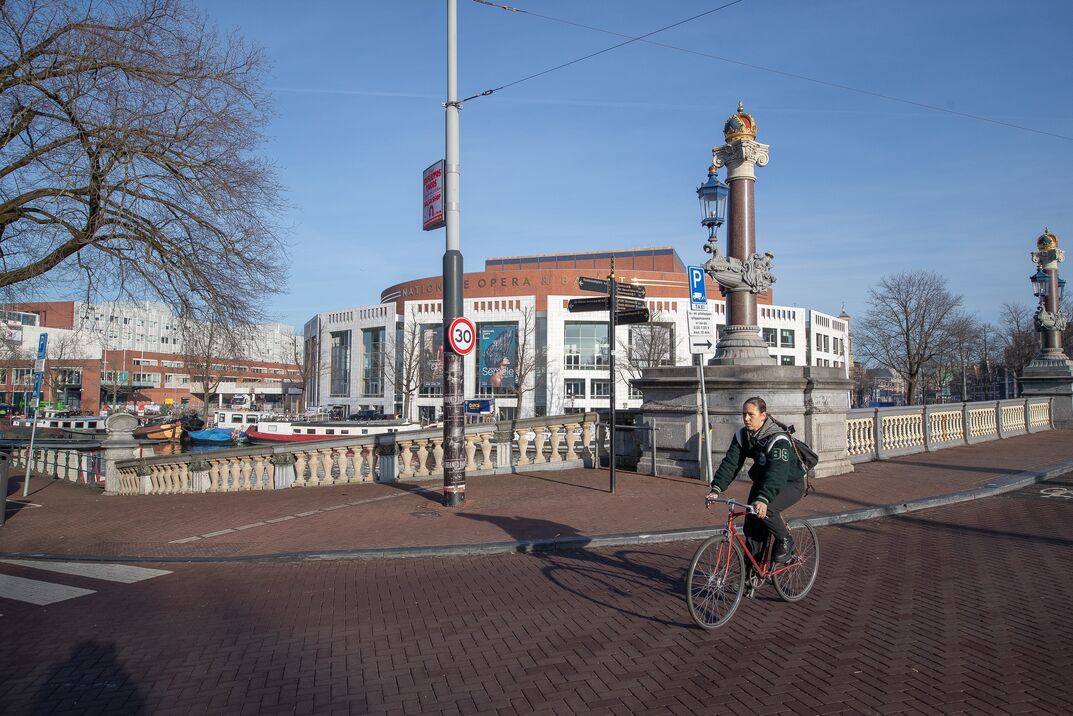 Amsterdam kan af van Solvinity, maar dat zorgt wel voor juridische hoofdbrekens