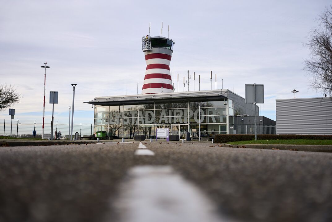 Lelystad open voor passagiersvluchten, mogelijk nachtsluiting Schiphol