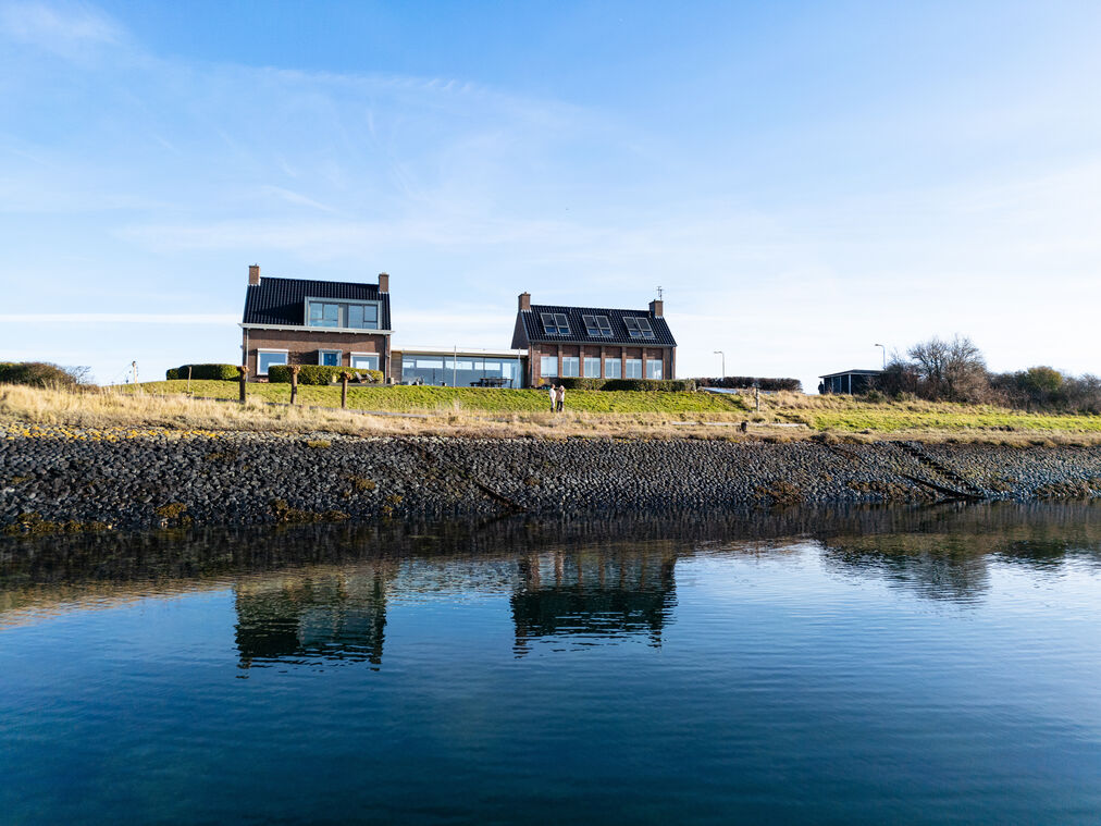 Een dijkhuis in Bruinisse, met zicht op de Oosterschelde