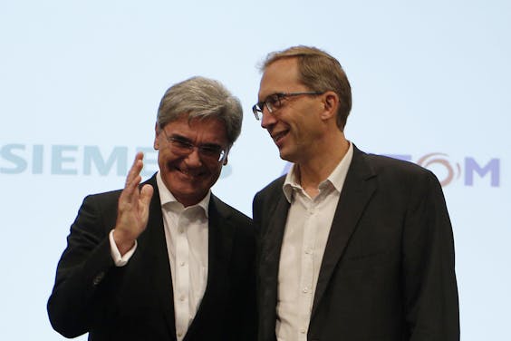 Joe Kaeser, ceo van Siemens en Henri Poupart-Lafarge, ceo van Alstom, tijdens de persconferentie in Parijs