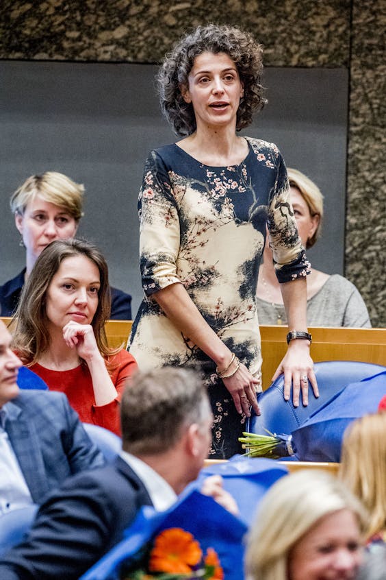 Sophie Hermans (VVD) legt de eed af tijdens de installatie van de nieuwe Kamerleden na de Tweede Kamerverkiezingen.