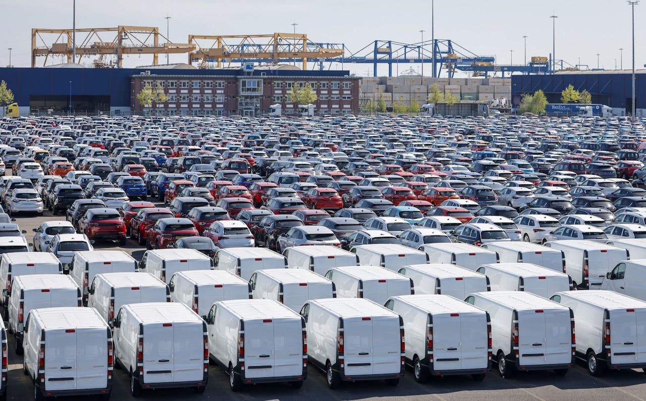 Nieuwe auto's en bestelbussen bij de binnenhaven van Duisburg. Het chiptekort speelt de gehele voertuigensector parten.