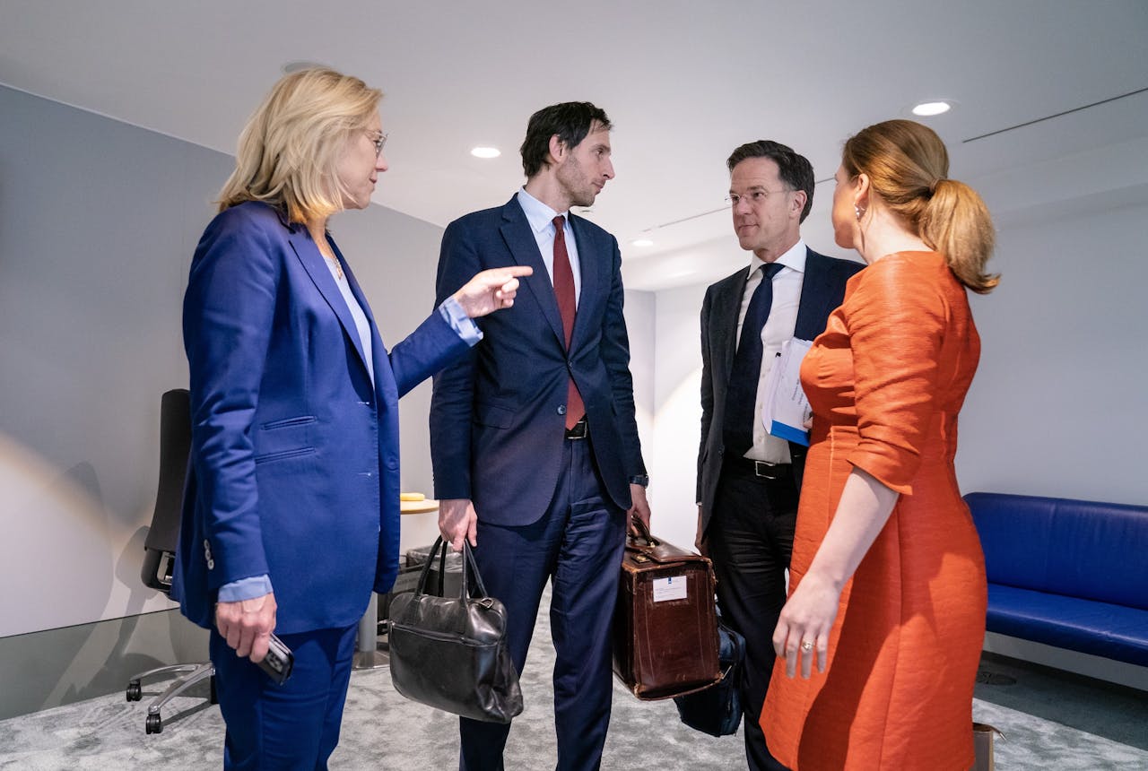 Sigrid Kaag (Financiën, D66) zoekt samen met premier Mark Rutte (VVD) en ministers Wopke Hoekstra (CDA) en Carola Schouten (ChristenUnie) naar miljarden.