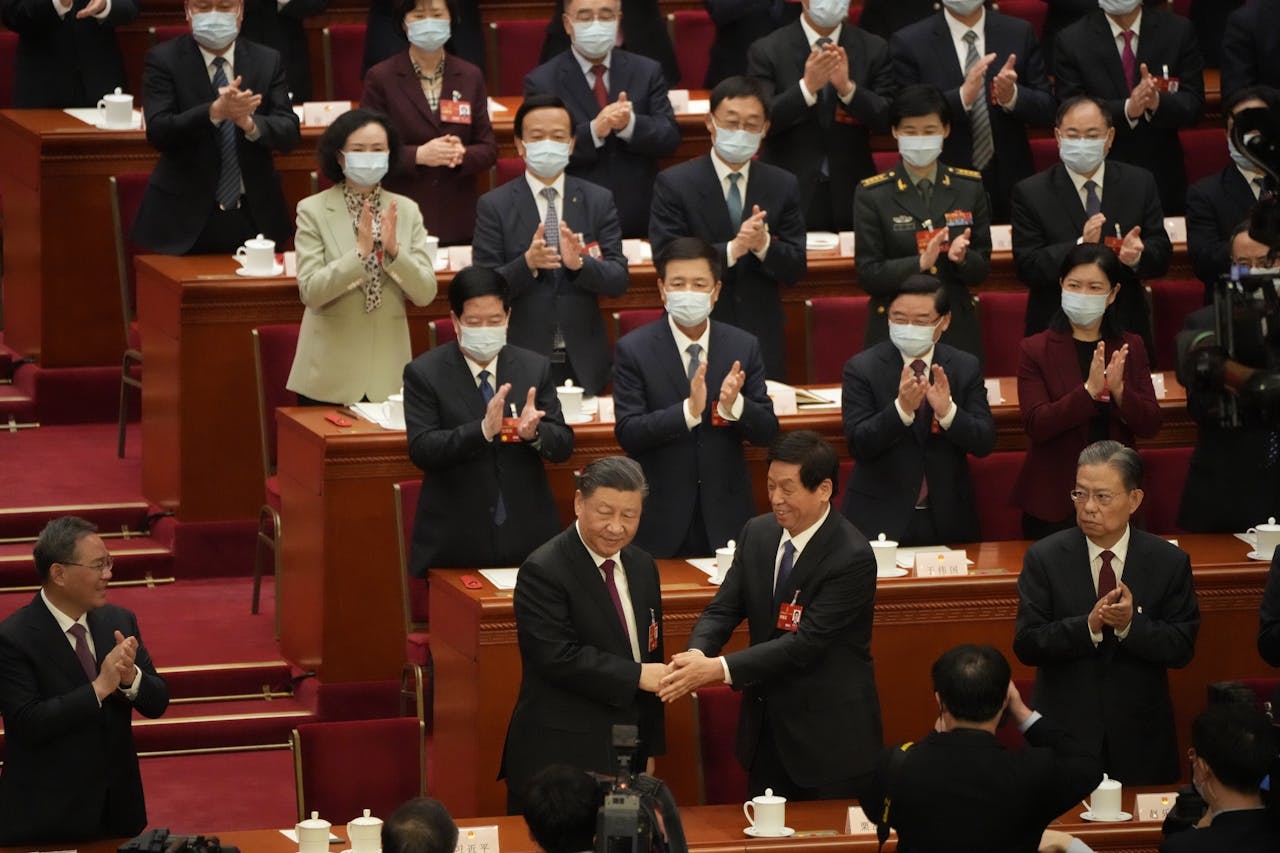Xi Jinping wordt gefeliciteerd door leden van het Nationale Volkscongres in Peking.