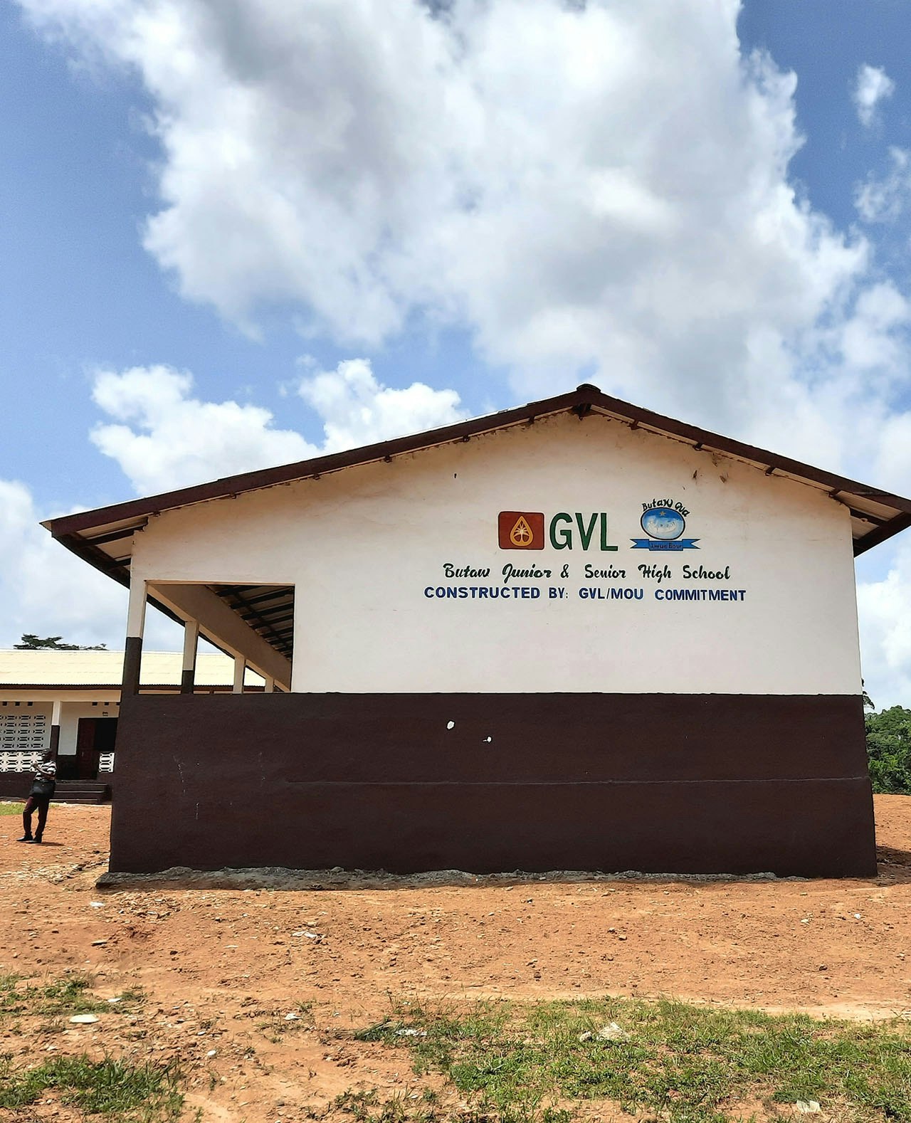 Een school gebouwd door Golden Veroleum in Butaw, Sinoe County. De school maakt onderdeel uit van de afspraak dat het bedrijf moet bijdragen aan de ontwikkeling van Liberia. De leraren wachten echter nog steeds op hun salaris.