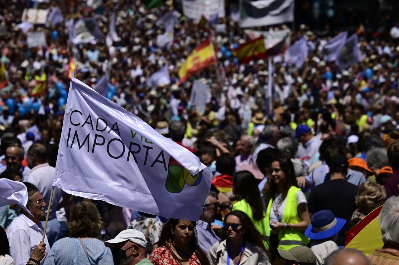 'Elk leven telt', staat op deze spandoek bij een demonstratie in Madrid op 26 juni 2022. Enkele dagen daarvoor had het Amerikaanse hooggerechtshof het abortusrecht in de VS afgezwakt.