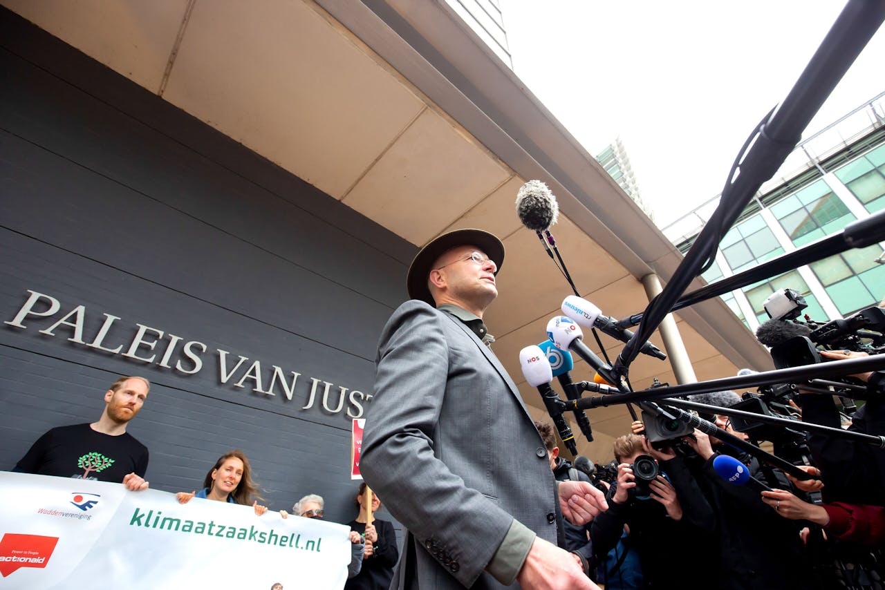 Directeur van Milieudefensie Donald Pols staat de pers te woord na de uitspraak van de rechtbank in de klimaatzaak tegen Shell.