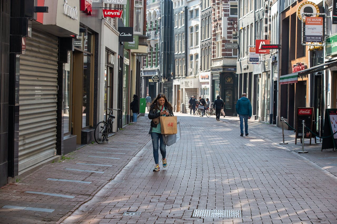 Een vrijwel uitgestorven Kalverstraat in Amsterdam tijdens een coronalockdown.
