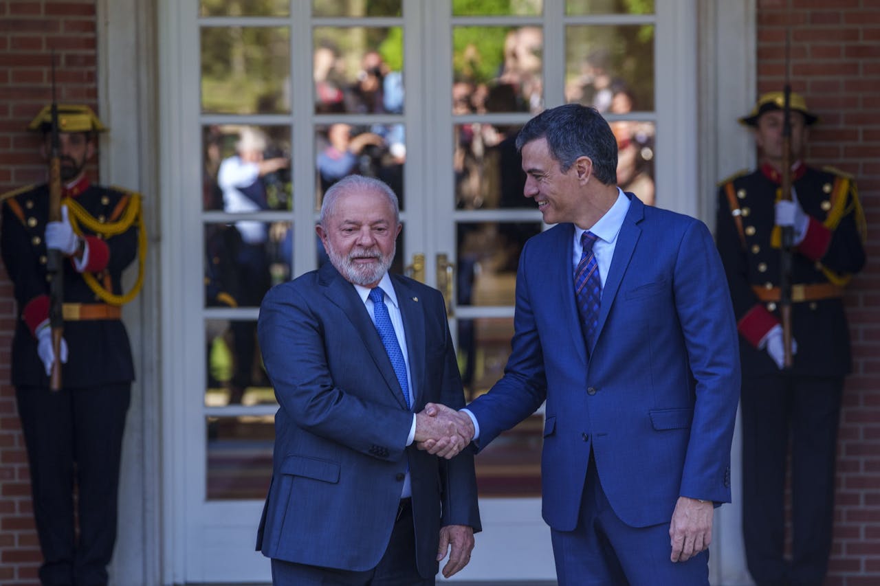 President Luiz Inácio Lula da Silva (links) van Brazilië maakte zich afgelopen maand hard voor Mercosur-verdrag bij bezoek aan premier Pedro Sánchez van Spanje.