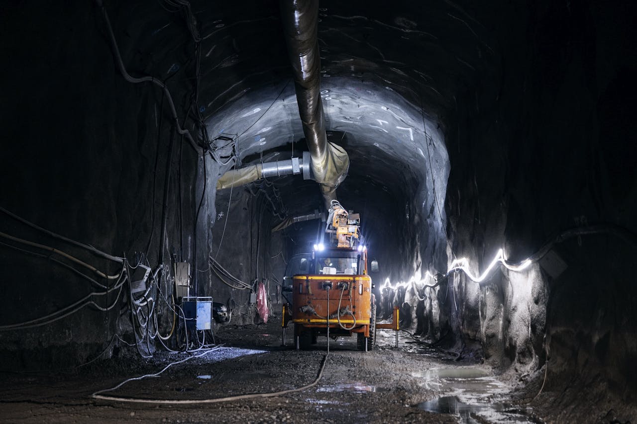 De Finnen graven tientallen kilometers aan ondergrondse tunnels, waar over een aantal jaar hoogradioactief afval wordt opgeborgen.