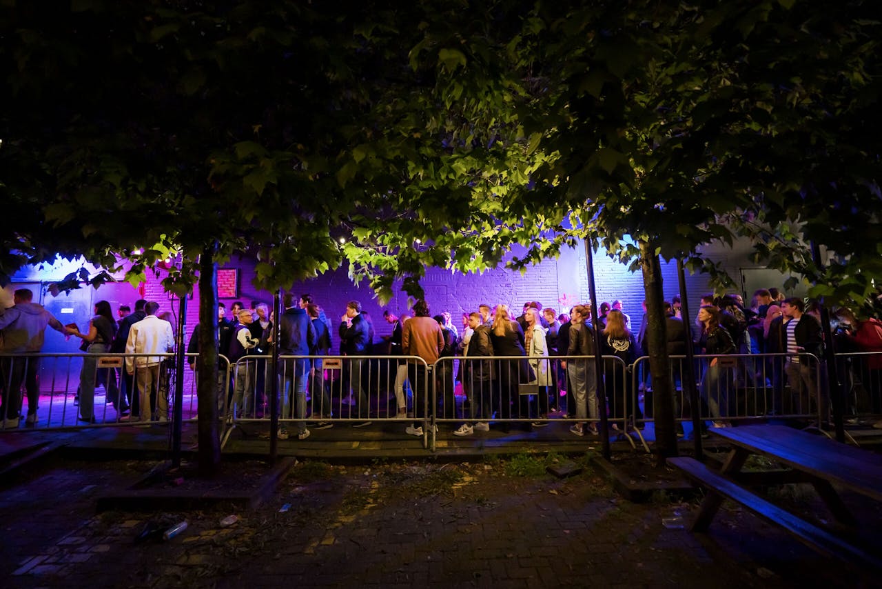 Een wachtrij bij poppodium Annabel in Rotterdam.