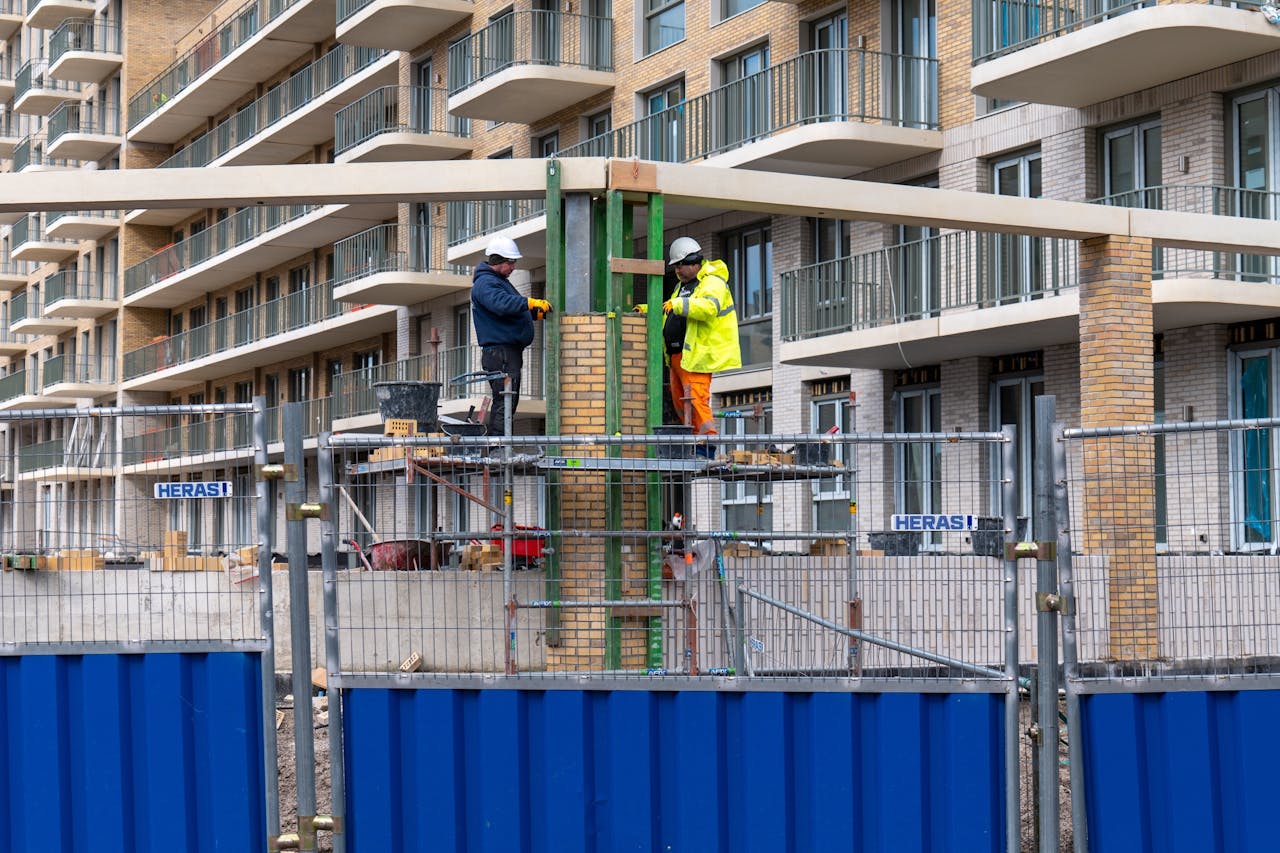 Woningbouw in Amsterdam Zuidoost. Bouwers en projectontwikkelaars voorzien een nieuwe klap voor de woningbouw als het kabinet een belastingvoordeel voor sommige vastgoedtransacties schrapt.