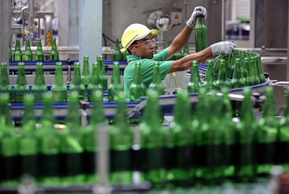 Brouwerij van Heineken in de stad Rangoon. Het bedrijf noemt het ondersteunen van de lokale bevolking als belangrijkste reden om in Myanmar actief te blijven