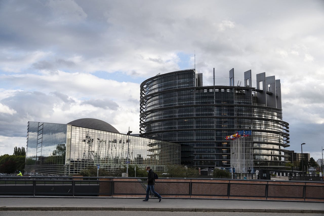 De hoofdzetel van het Europees Parlement in Straatsburg. Aan de overkant van de straat staat het omstreden Osmosegebouw, dat Frankrijk het Europarlement in de maag wil splitsen.