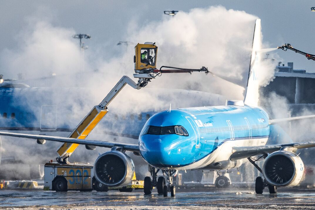 Rapport: op Schiphol meer plekken nodig voor ijsvrij maken vliegtuigen na winterchaos